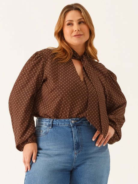 Blusa Manga Longa Regular em Crepe Plus Size Marrom Yandra