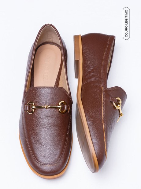 Mocassim em Couro Marrom com Fivela de Metal Dourada Carlota