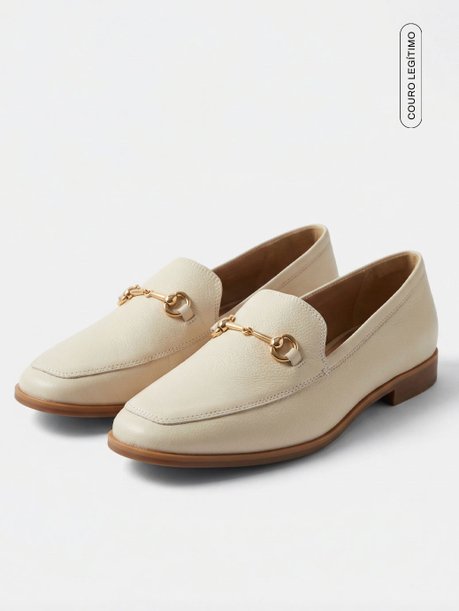 Mocassim em Couro Off  White com Fivela de Metal Dourada Carlota
