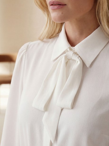 Camisa com Faixa Laço em Crepe Off White Lucineide