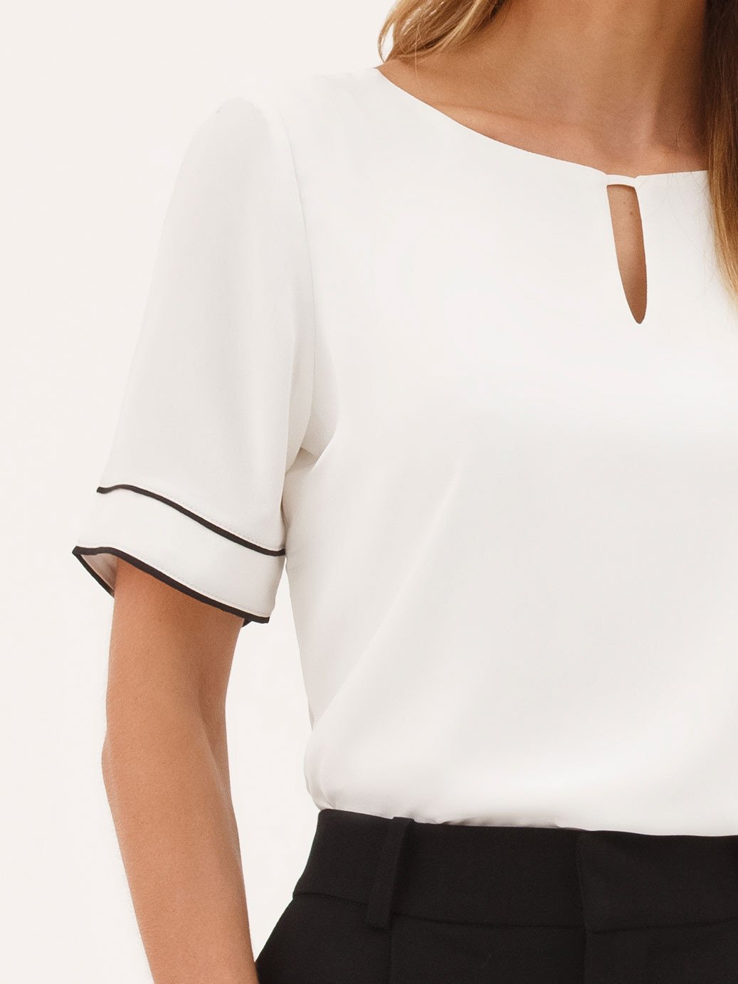 10501243 blusa branca com filete preto nagila 19200418 calca preta alfaiataria feminina natiele 1