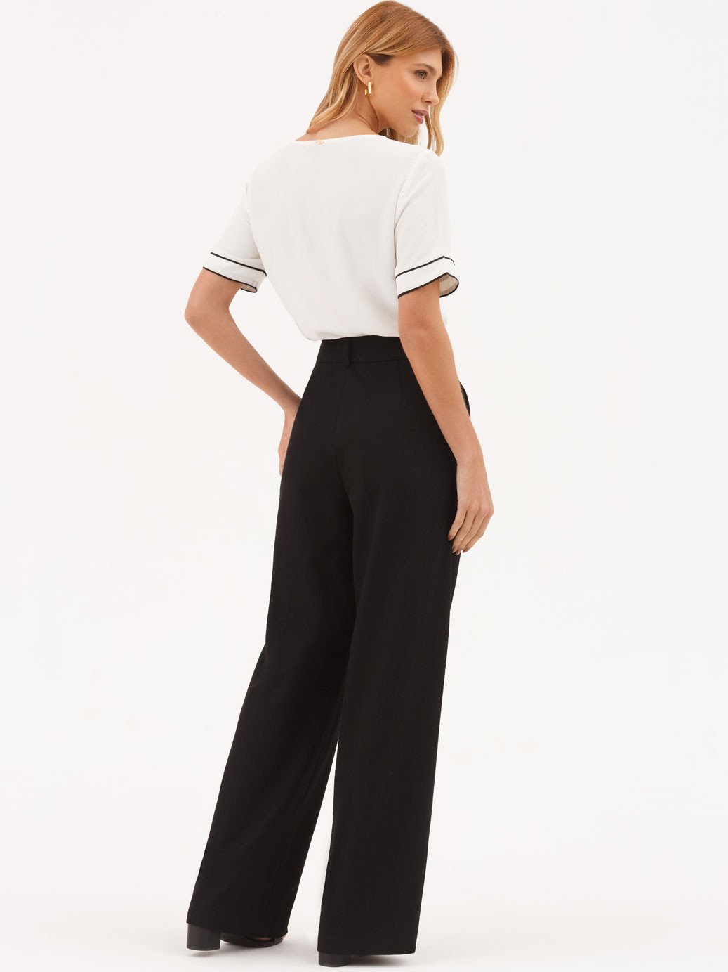 10501243 blusa branca com filete preto nagila 19200418 calca preta alfaiataria feminina natiele 2 2