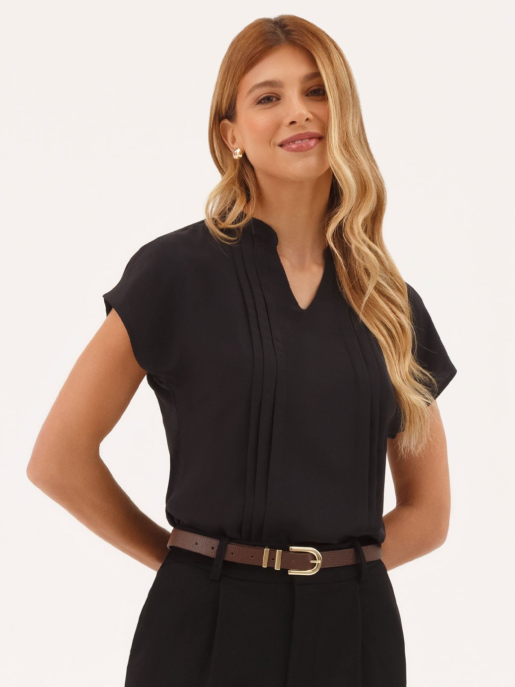 10501452 blusa preta com nervura neia 19200418 calca preta alfaiataria feminina natiele 11800090 cinto marrom cafe aylin2