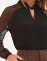 10501679 blusa preta com manga transparente coralise 19200557 calca marrom alfaiataria feminina carina 1