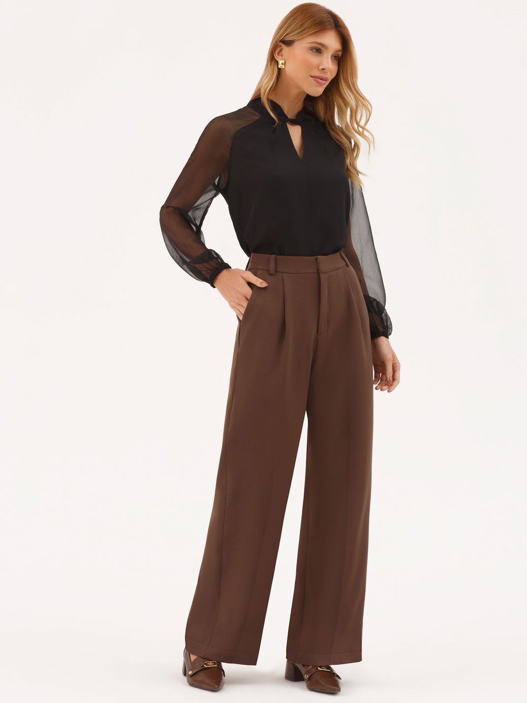 10501679 blusa preta com manga transparente coralise 19200557 calca marrom alfaiataria feminina carina 1 4