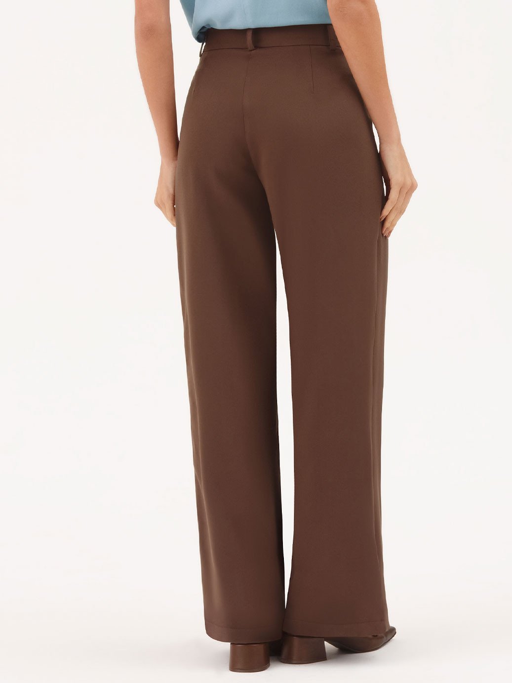 10501683 blusa azul manga curta com recorte no decote clarissea 19200557 calca marrom alfaiataria feminina carina 2 2