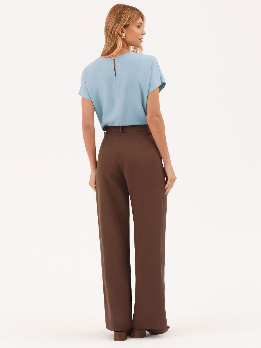 10501683 blusa azul manga curta com decote clarissea 19200557 calca marrom alfaiataria feminina carina 2 3