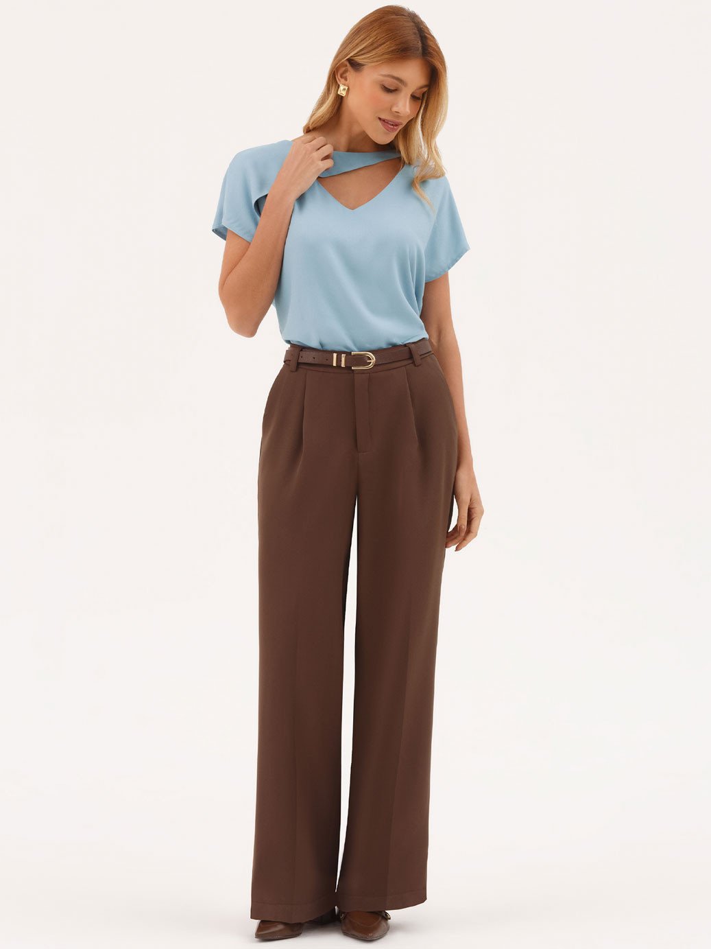 10501683 blusa azul manga curta com decote clarissea 19200557 calca marrom feminina carina 11800090 cinto marrom cafe aylin3