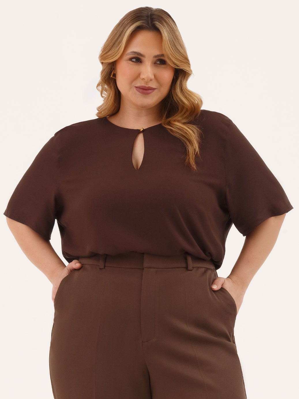 10501710 blusa plus size marrom giuli 19200577 calca marrom plus size antonia 1