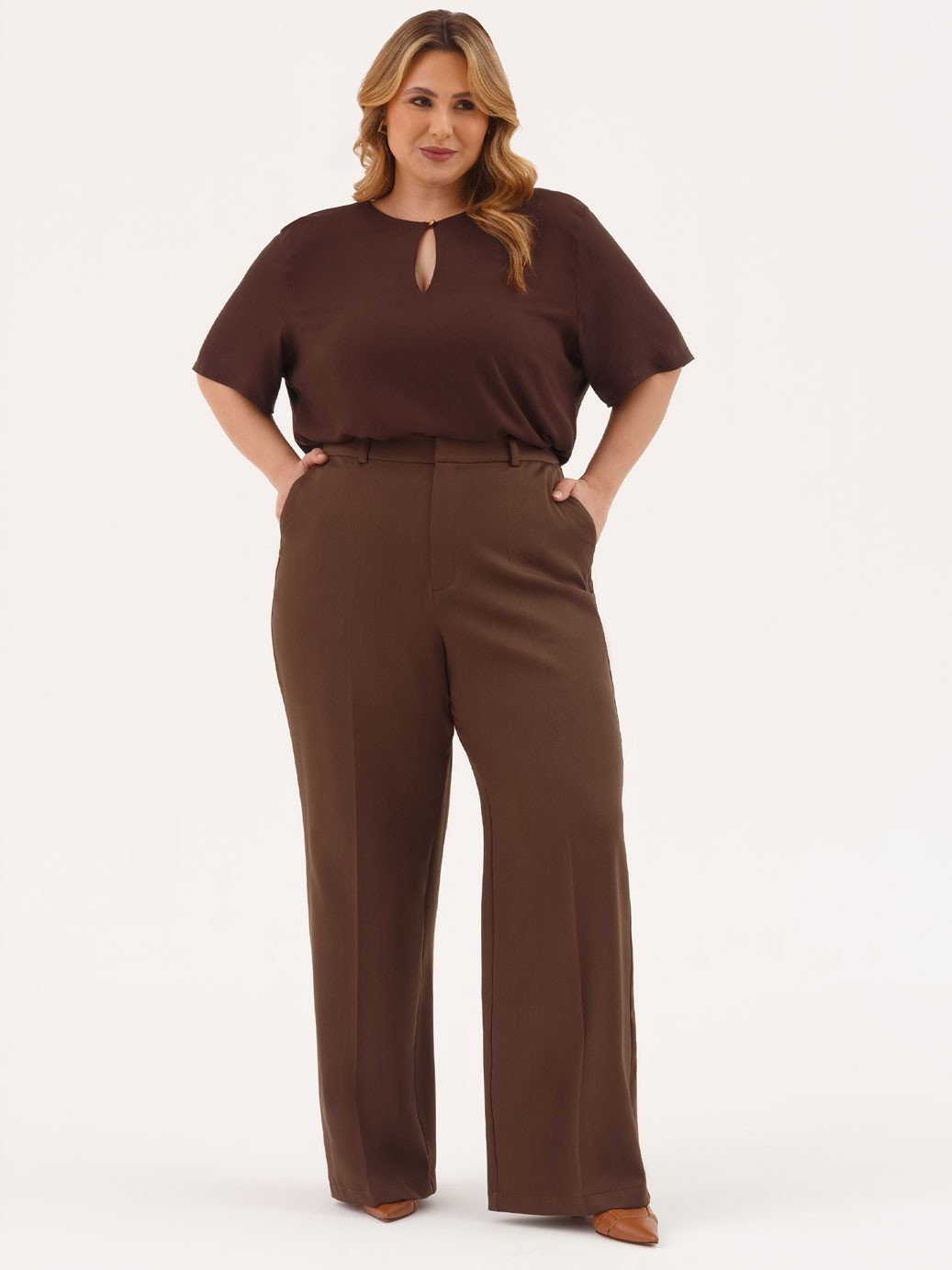 10501710 blusa plus size marrom giuli 19200577 calca marrom plus size antonia 1 3