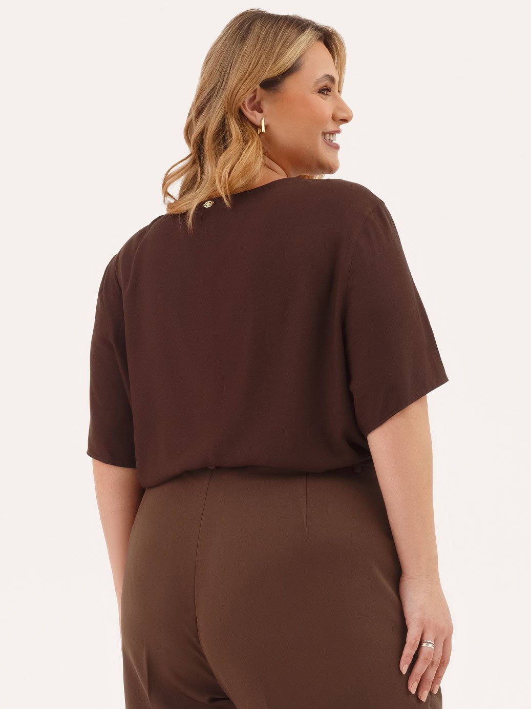 10501710 blusa plus size marrom giuli 19200577 calca marrom plus size antonia 2