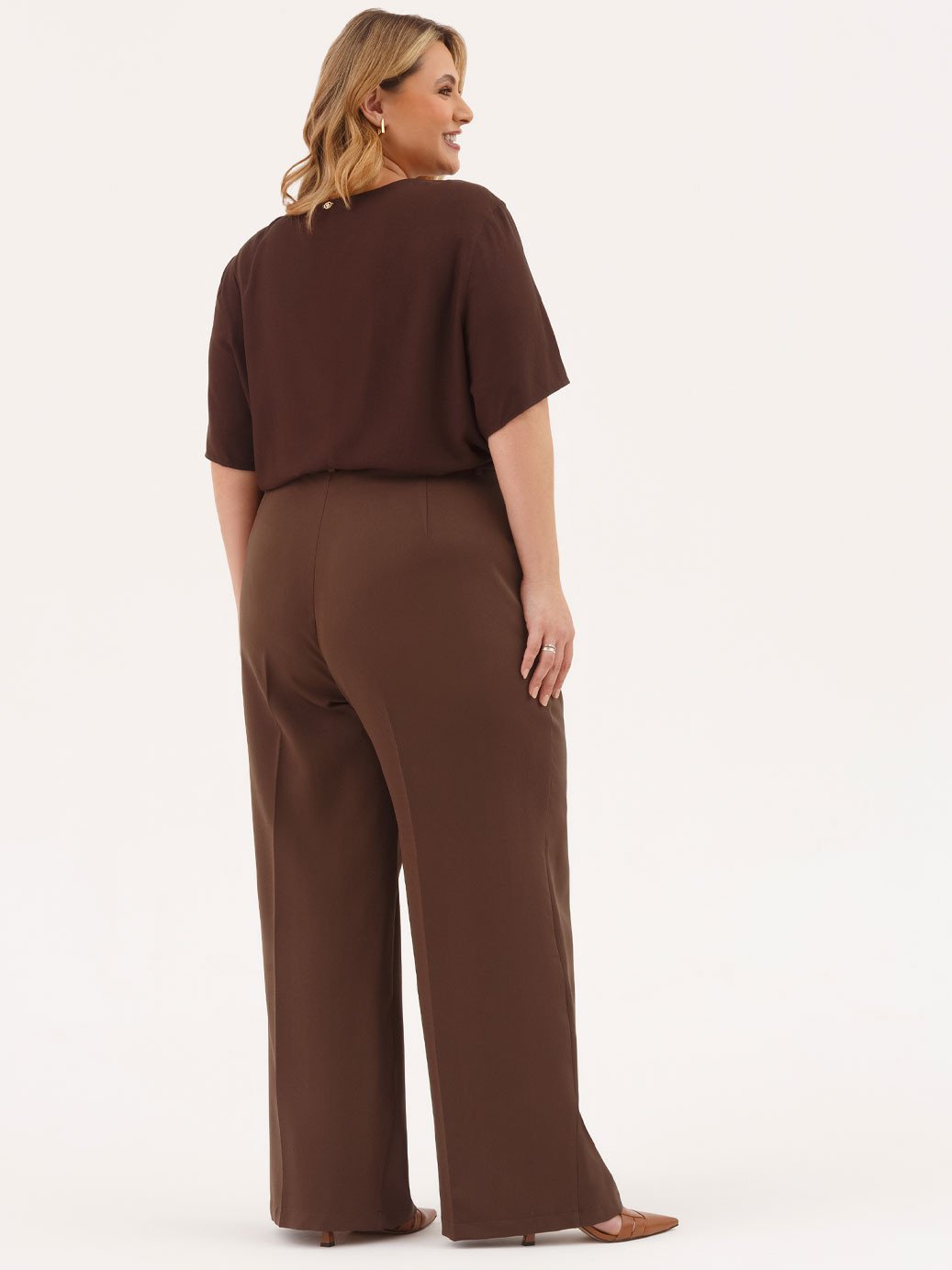 10501710 blusa plus size marrom giuli 19200577 calca marrom plus size antonia 2 2