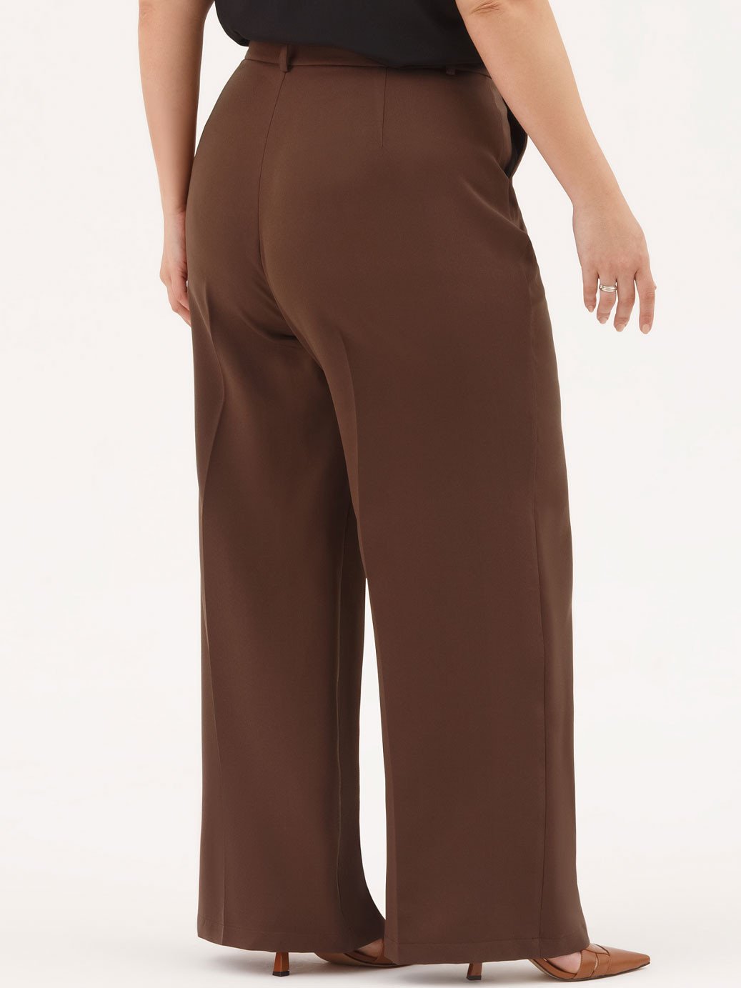 19200577 calca marrom plus size antonia 10501736 blusa preta com nervura nadira 2 1