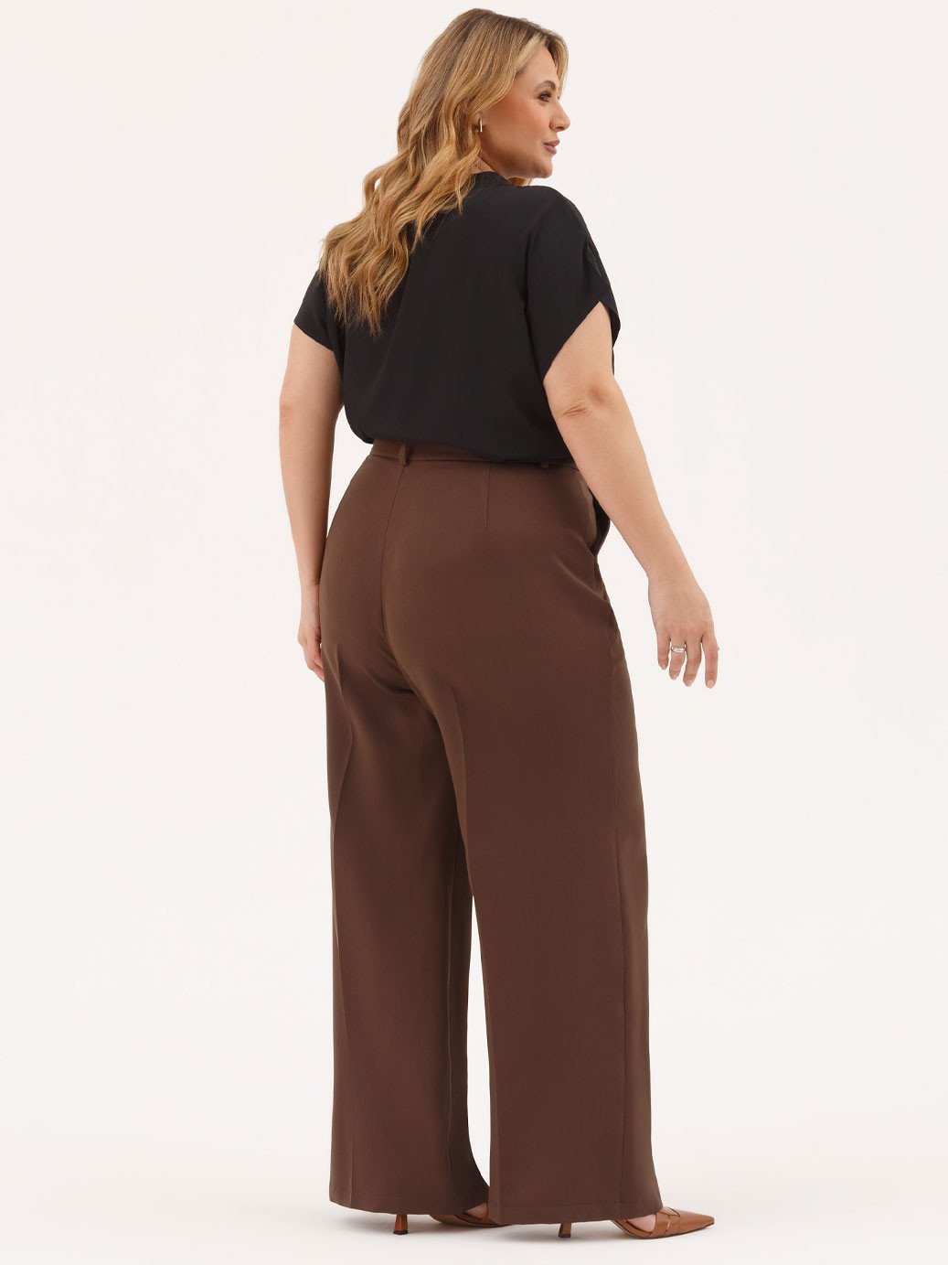 19200577 calca marrom plus size antonia 10501736 blusa preta com nervura nadira 2 2