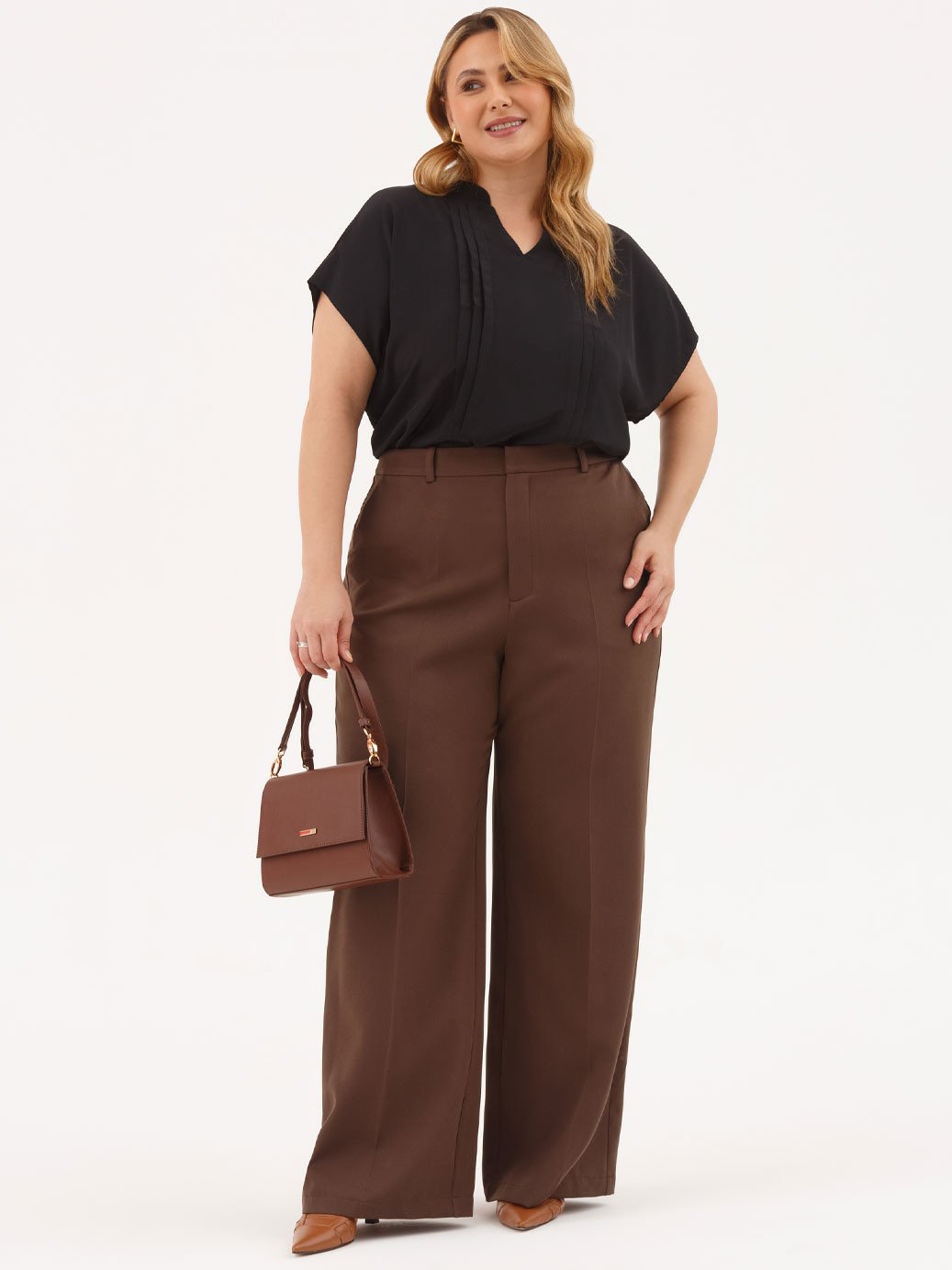 19200577 calca marrom plus size antonia 10501736 blusa preta com nervura nadira 15000188 bolsa tassy camel2