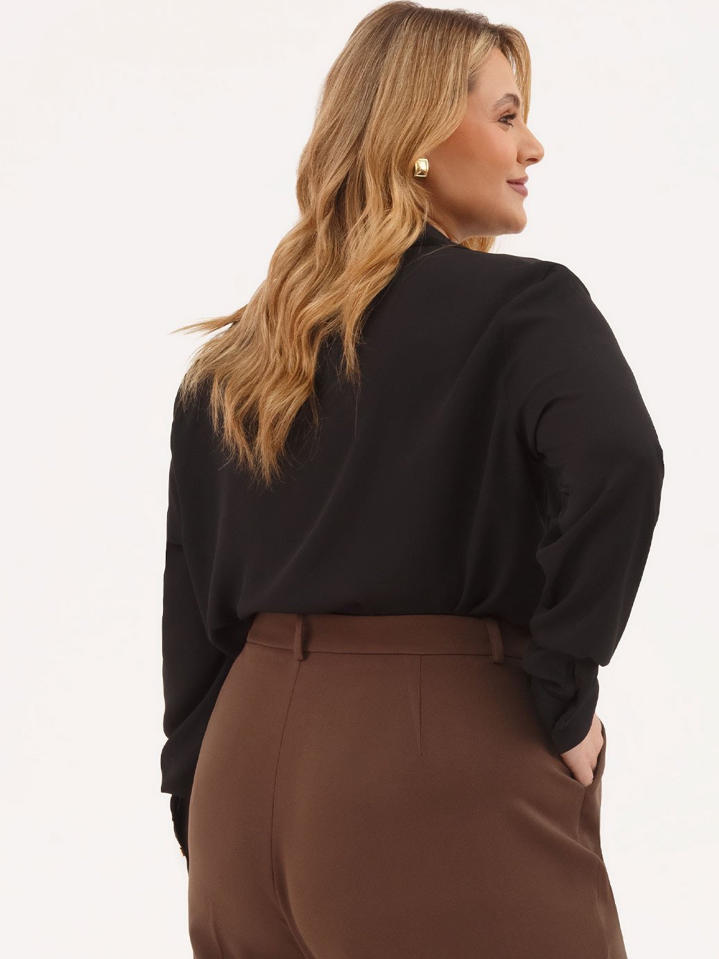 19200577 calca marrom plus size antonia 10501738 camisa manga longa preta plus size emanuela 1