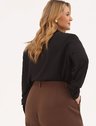19200577 calca marrom plus size antonia 10501738 camisa manga longa preta plus size emanuela 1