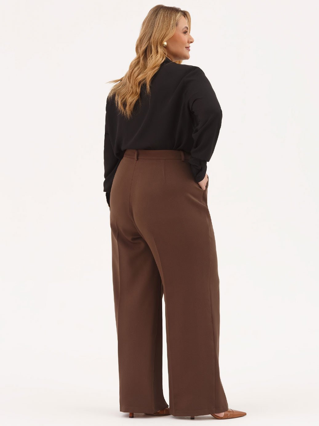 19200577 calca marrom plus size antonia 10501738 camisa manga longa preta plus size emanuela 1 2