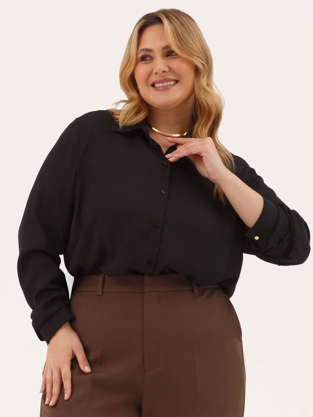 19200577 calca marrom plus size antonia 10501738 camisa manga longa preta plus size emanuela 2