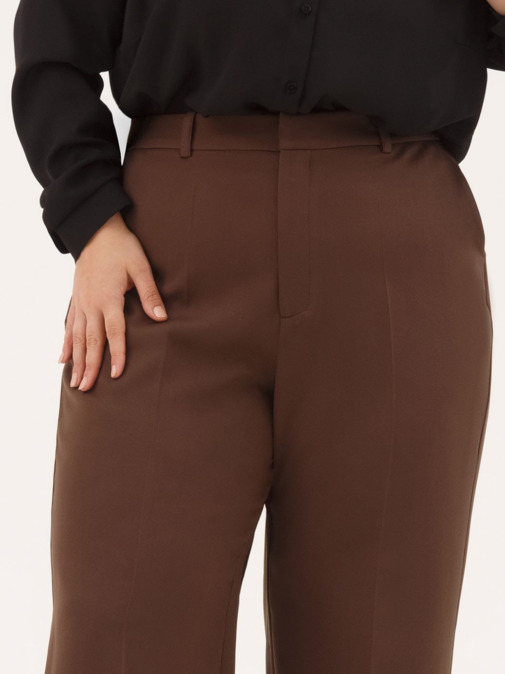 19200577 calca marrom plus size antonia 10501738 camisa manga longa preta plus size emanuela 2 1