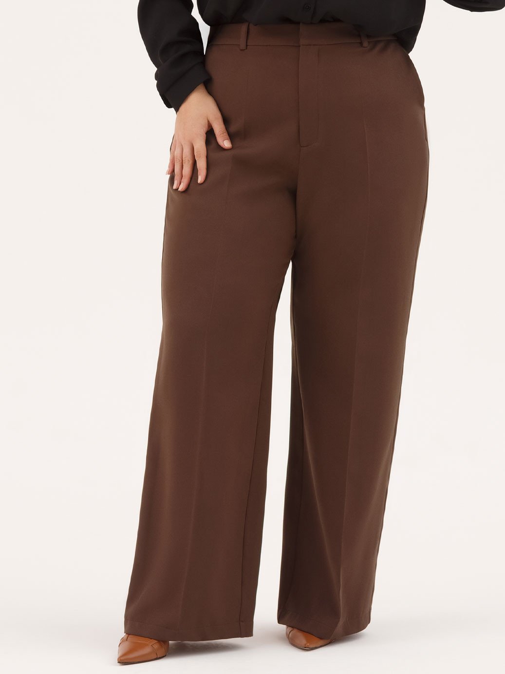 19200577 calca marrom plus size antonia 10501738 camisa manga longa preta plus size emanuela 2 2