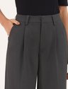 10501500 blusa preta gola alta adri 19200570 calca feminina alfaiataria cinza ellen 1