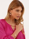10501740 blusa framboesa erica 15600198 bracelete pulseira pedra sardenha 15600192 brinco dourado budapeste