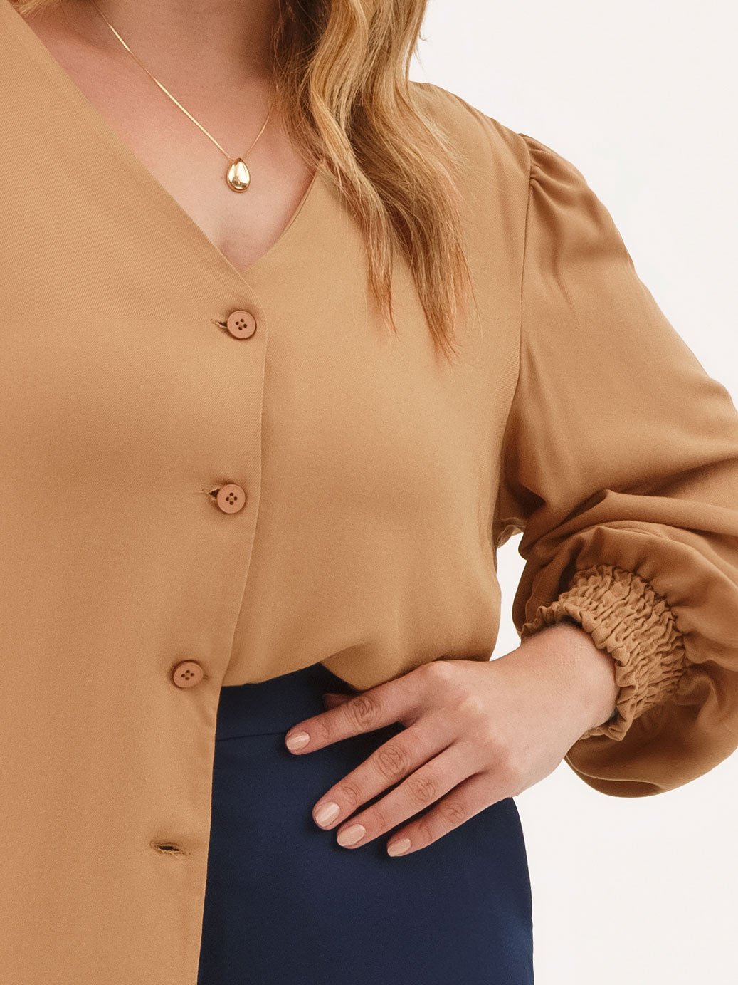 10202328 blusa camel canela com elastico angela 19200600 calca wide leg plus size azul marinho lina 2