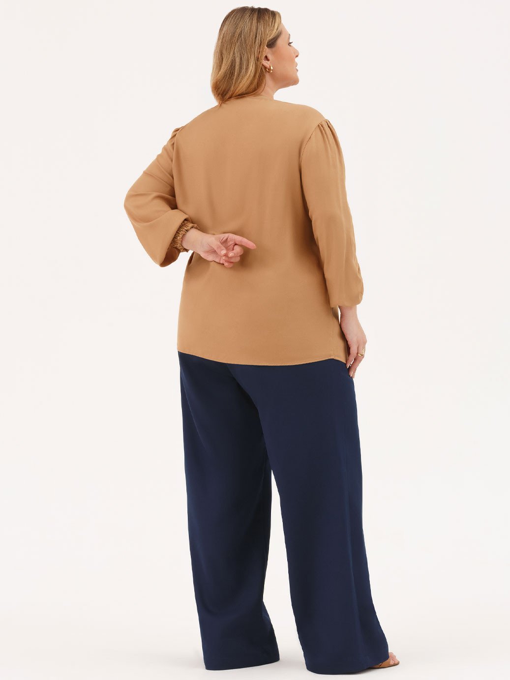 10202328 blusa camel canela com elastico angela 19200600 calca wide leg plus size azul marinho lina 3 1