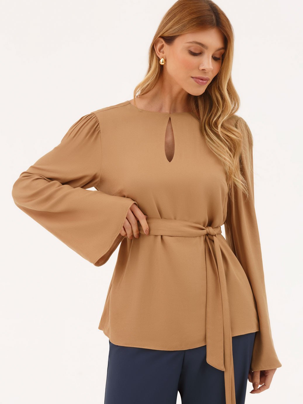 10501744 blusa canela camel com cinto esme 3
