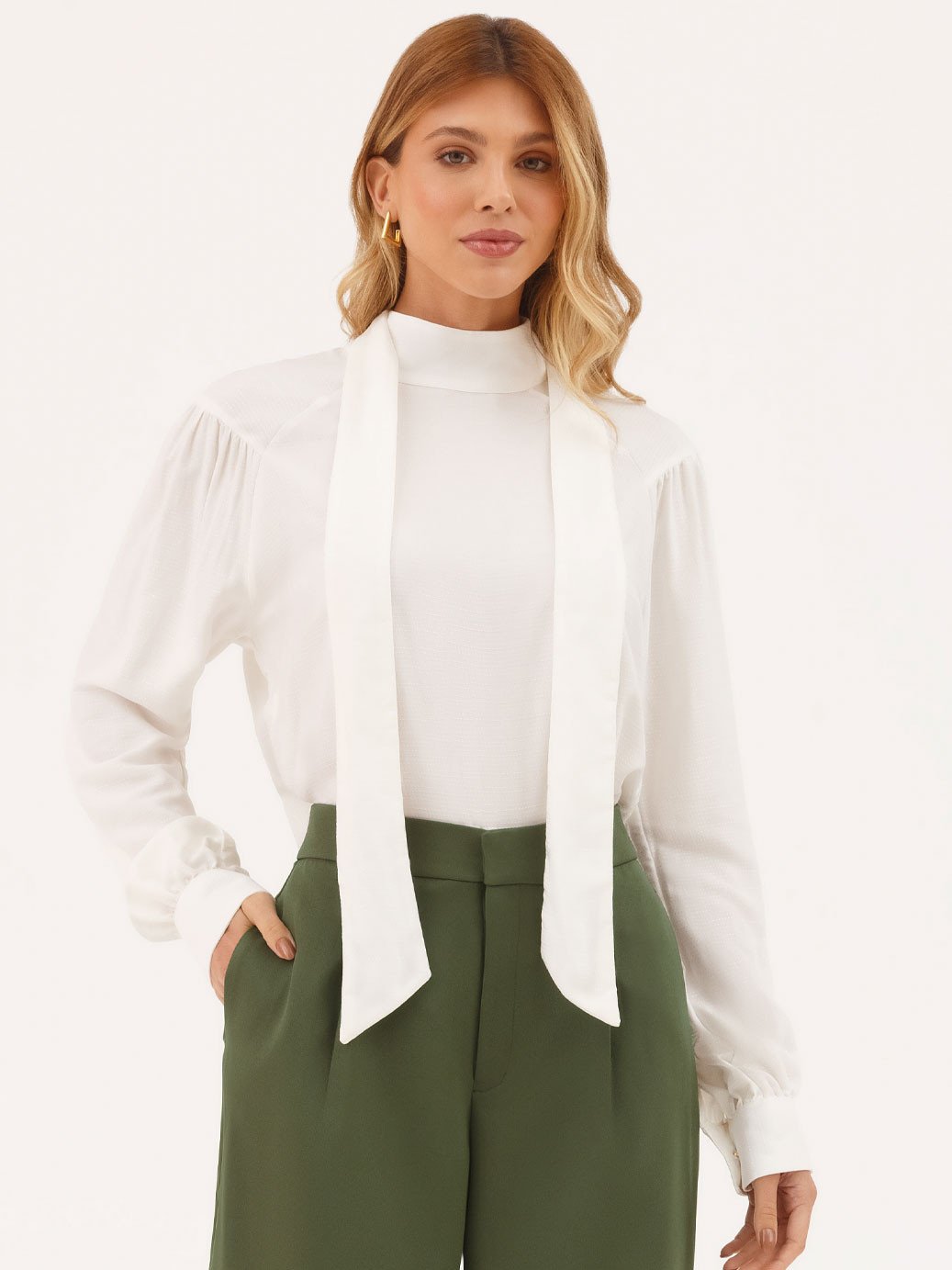 19200585 calca pantalona verde militar celinea 10501722 blusa branca off white com laco ophelia 1
