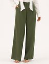 19200585 calca pantalona verde militar celinea 10501722 blusa branca off white com laco ophelia 1 1