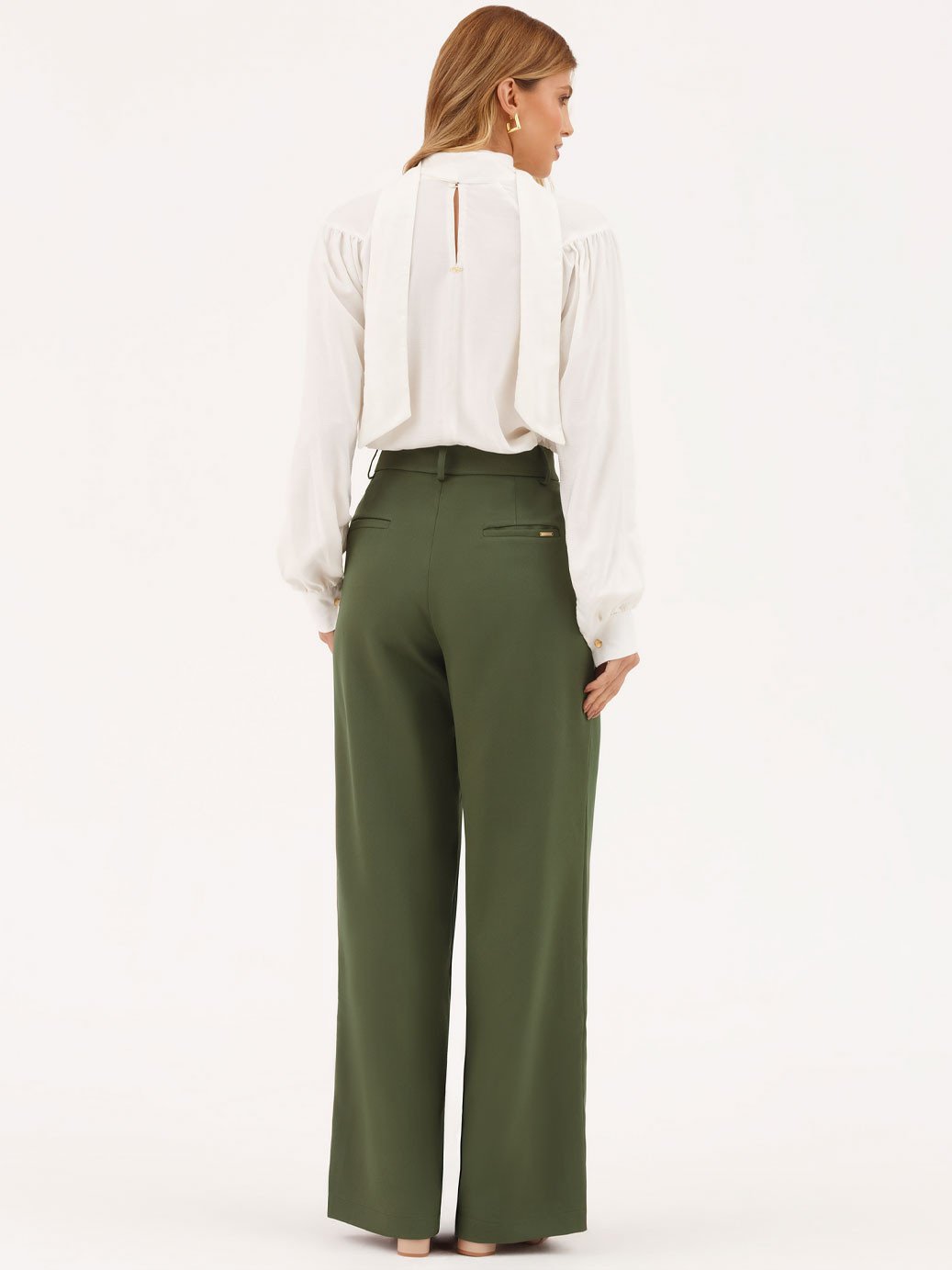 19200585 calca pantalona verde militar celinea 10501722 blusa branca off white com laco ophelia 2 2