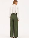 19200585 calca pantalona verde militar celinea 10501722 blusa branca off white com laco ophelia 2 2