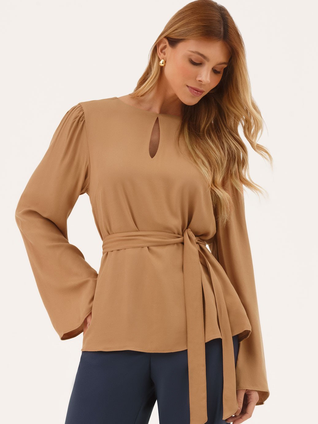 19200601 calca alfaiataria feminina marinho laya 10501744 blusa com amaracao camel canela esme1