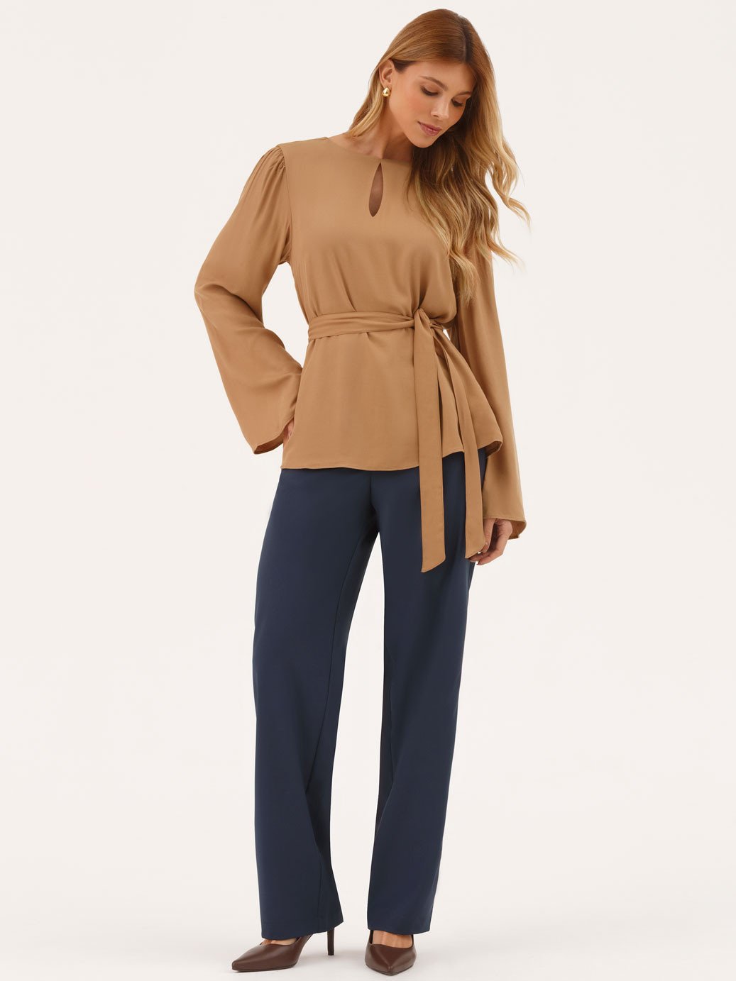 19200601 calca alfaiataria feminina marinho laya 10501744 blusa com amaracao camel canela esme2