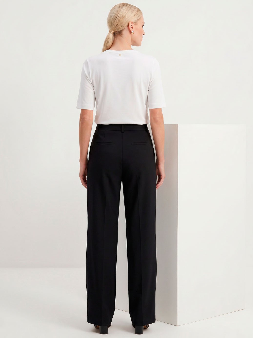 10501440 blusa malha de algodao off white daiela 19200122 calca alfaitaria preta timotea 2 2