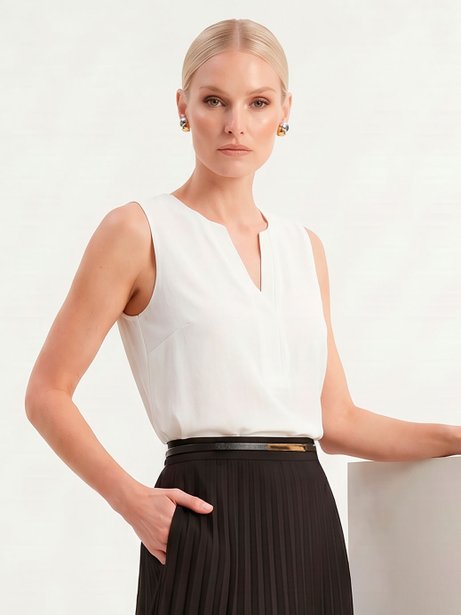 Blusa com Peitilho Decote V em Viscose Off White Josiela