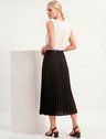 11000308 saia plissada preta antonieta 10800351 blusa off white josiela 1 2