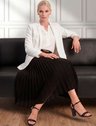 11000308 saia plissada preta antonieta 11400337 blazer off white feminino liana 10800351 blusa off white josiela 1