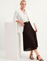 11000308 saia plissada preta antonieta 11400337 blazer off white feminino liana 10800351 blusa off white josiela 3