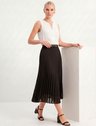 11000308 saia plissada preta antonieta 10800351 blusa off white josiela 2 5
