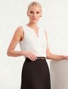 11000308 saia plissada preta antonieta 10800351 blusa off white josiela 2 3