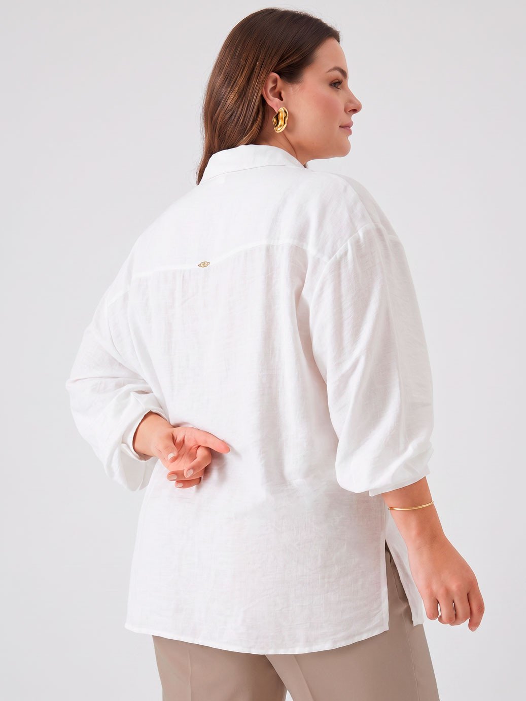 10501644 camisa boxi plus size off white taila 19200605 calca plus size bege lea 1
