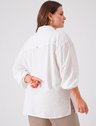 10501644 camisa boxi plus size off white taila 19200605 calca plus size bege lea 1