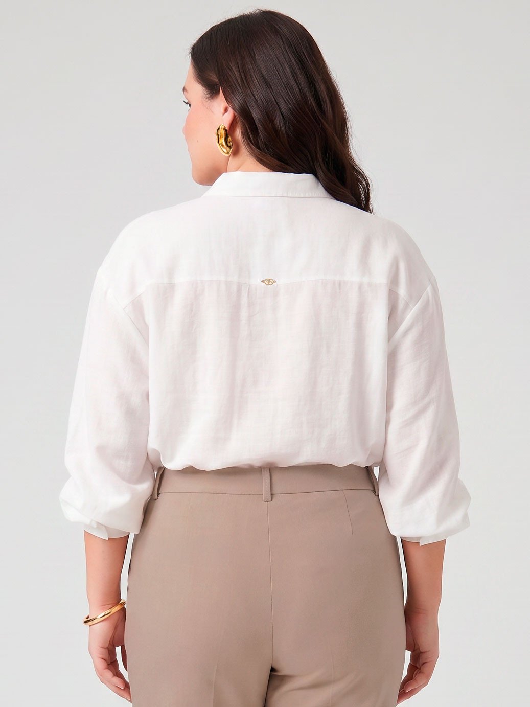 10501644 camisa boxi plus size off white taila 19200605 calca plus size bege lea