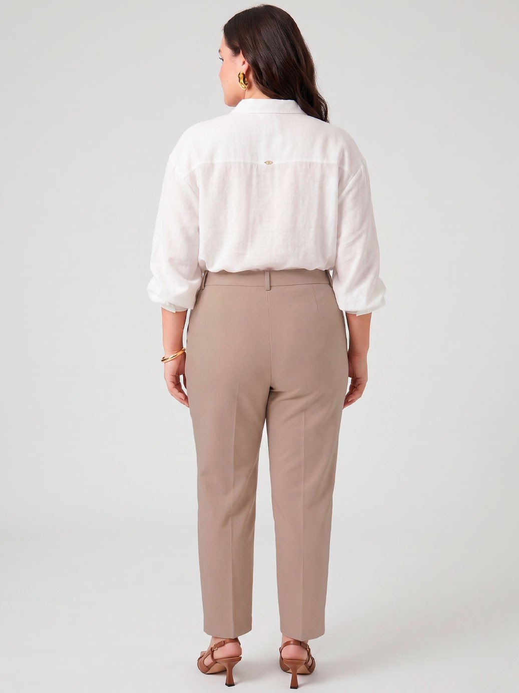 10501644 camisa boxi plus size off white taila 19200605 calca plus size bege lea2