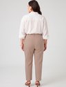 10501644 camisa boxi plus size off white taila 19200605 calca plus size bege lea2