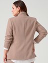 10501644 camisa boxi plus size off white taila 19200605 calca plus size bege lea 11400325 blazer bege kelya 1