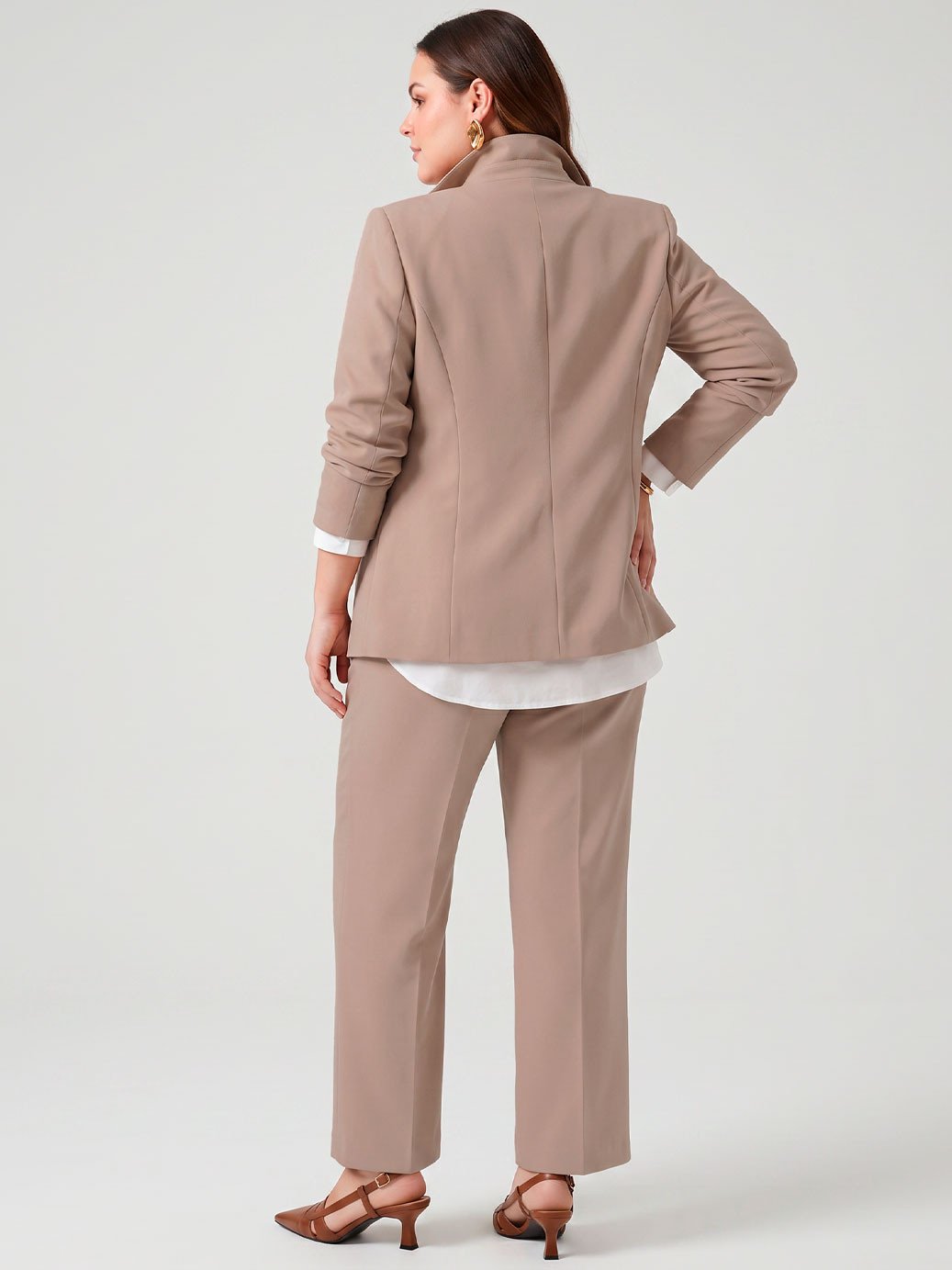 10501644 camisa boxi plus size off white taila 19200605 calca plus size bege lea 11400325 blazer bege kelya 1 1
